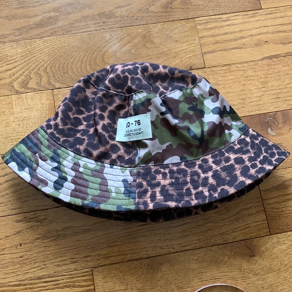 URBAN OUTFITTERS Camo / Cheetah Bucket Hat